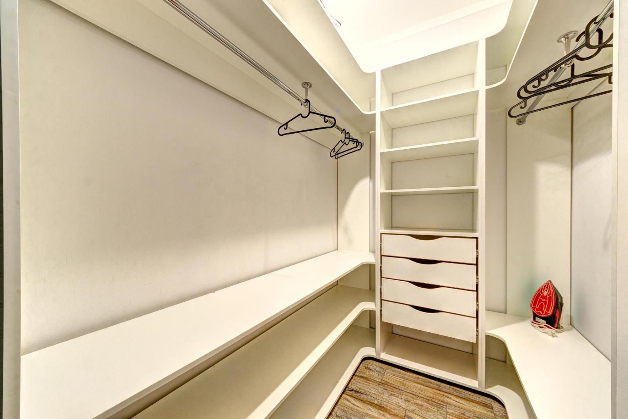 Apartment Voskresenska 18 , Парковые Озера 키예프 객실 사진